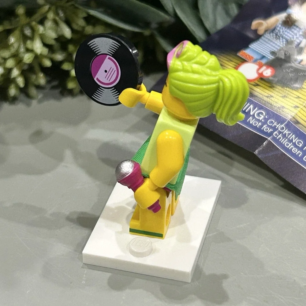 The LEGO Movie 2 Minifigures Series 71023 HULA LULA HAWAIIAN GIRL minifigure